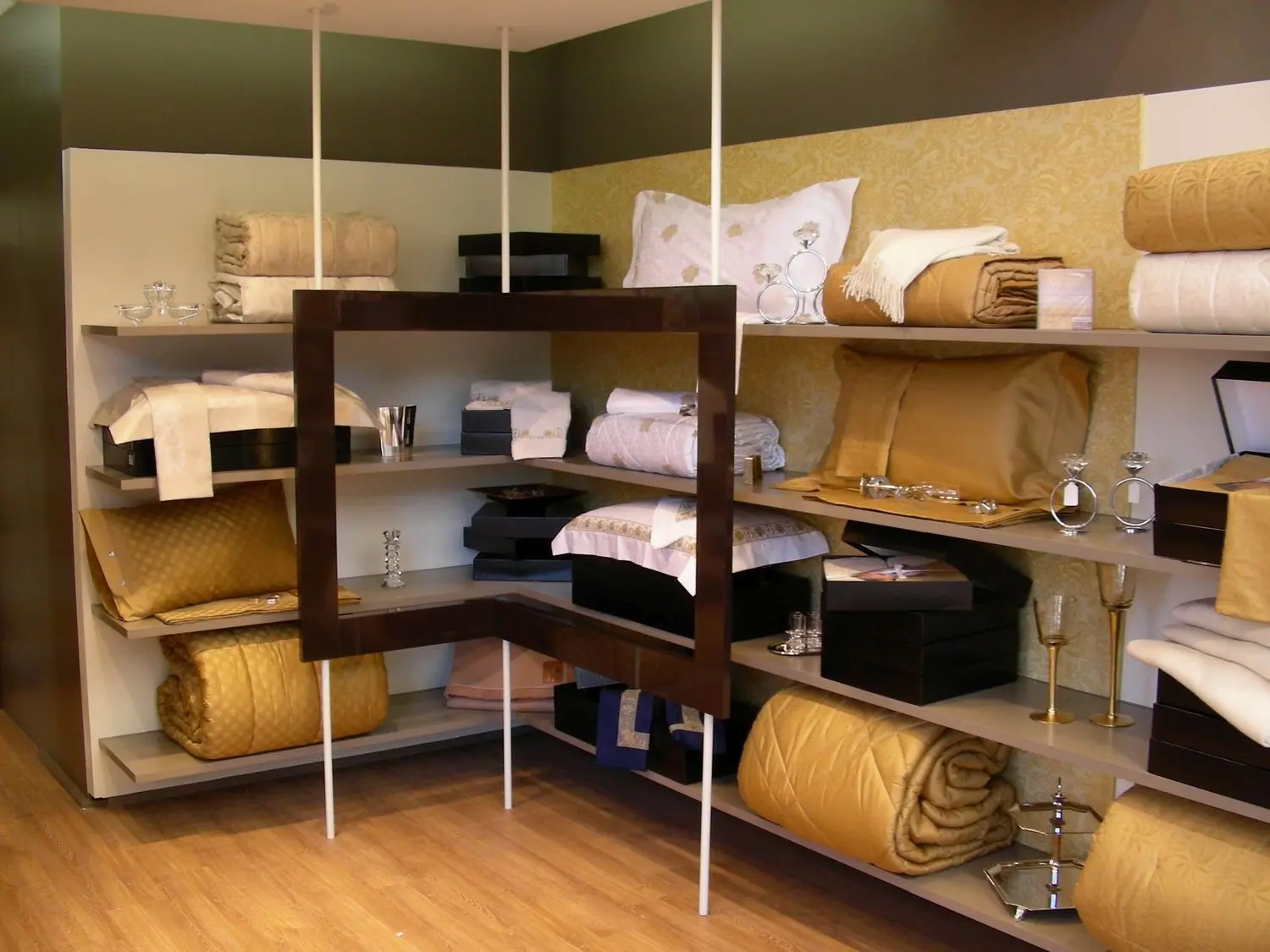 Show Rooms & Shops - Image 1